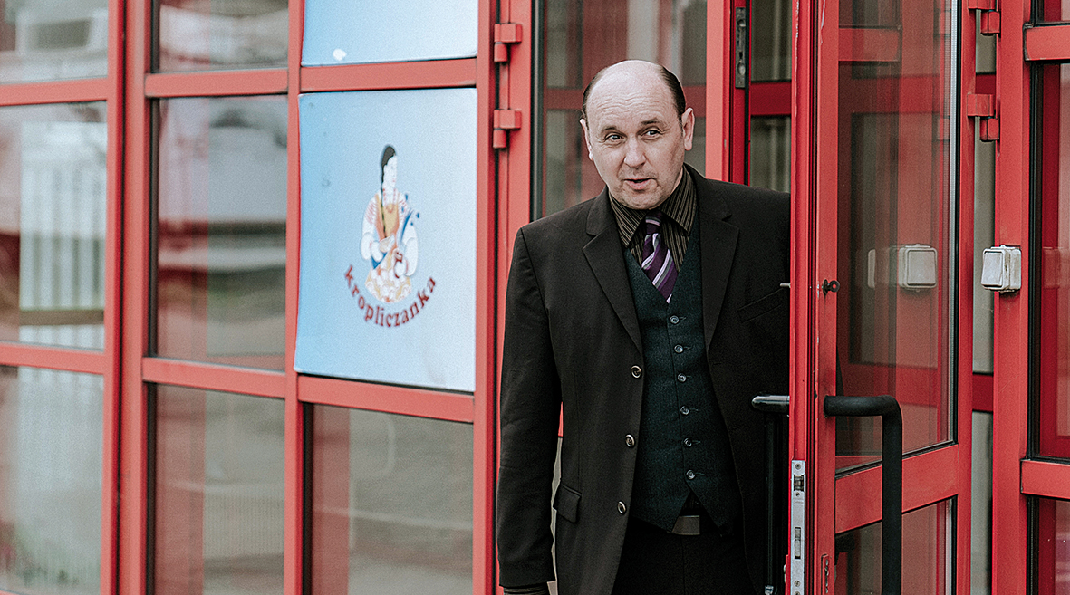 The Office PL, serial Canal+, Dariusz Wasiak, Adam Woronowicz, przed biurem Kropliczanki, recenzje seriali