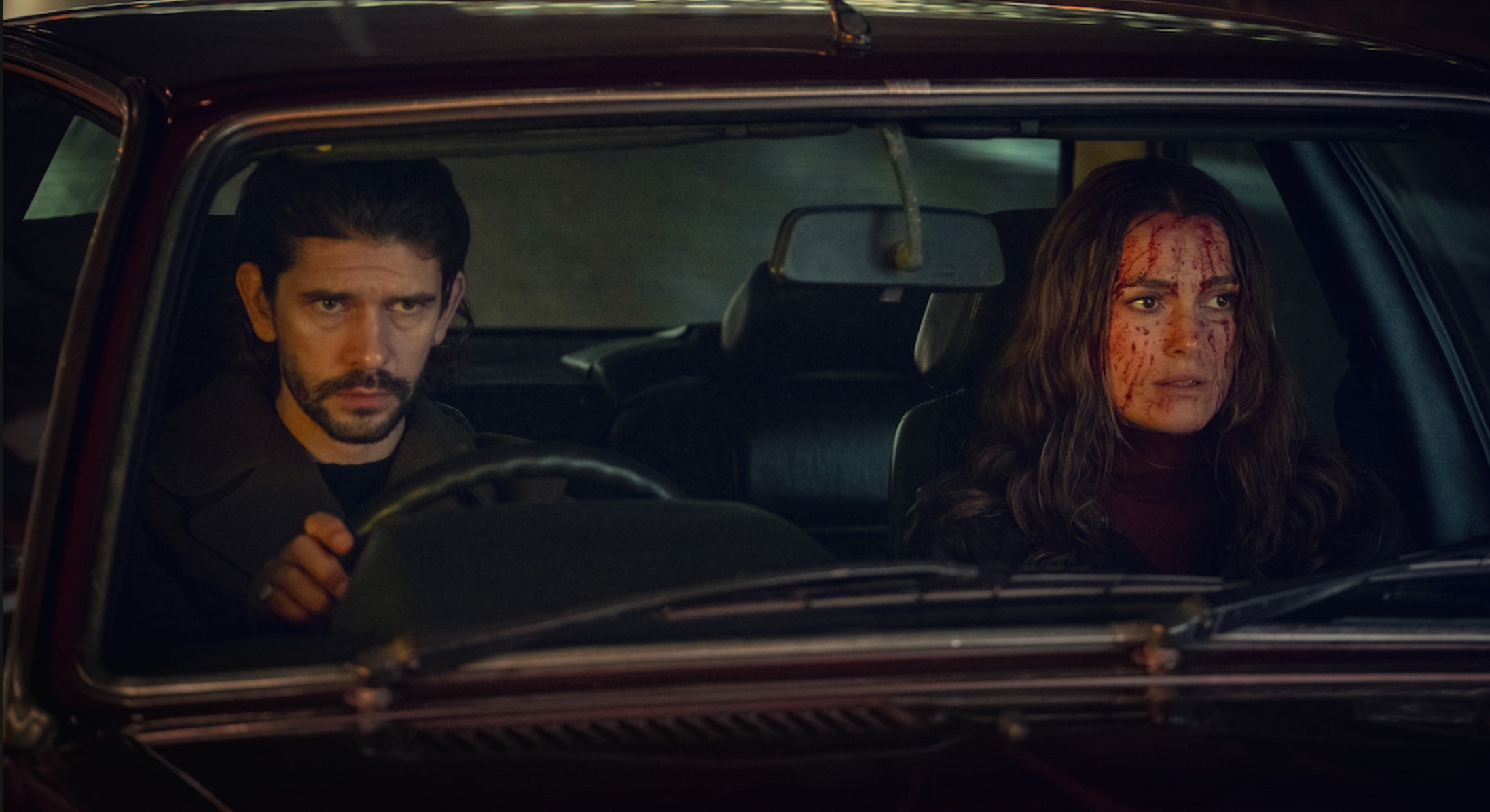 Black Doves, serial Netflix, Keira Knightley, Ben Whishaw, czarne gołębice, w samochodzie, ona zakrwawiona