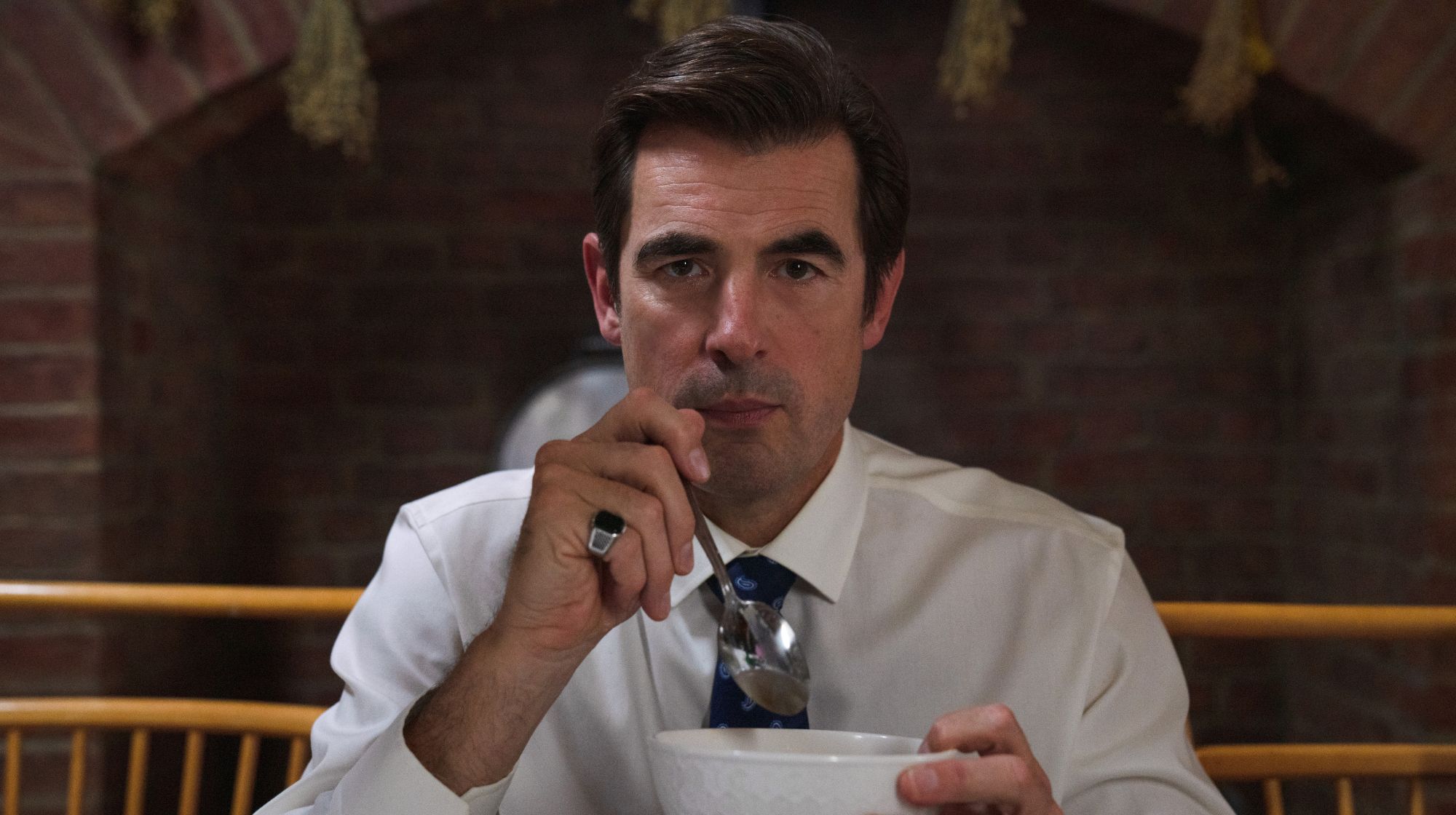 Siostry na zabój, Bad Sisters, serial Apple TV, Claes Bang jako John Paul Williams