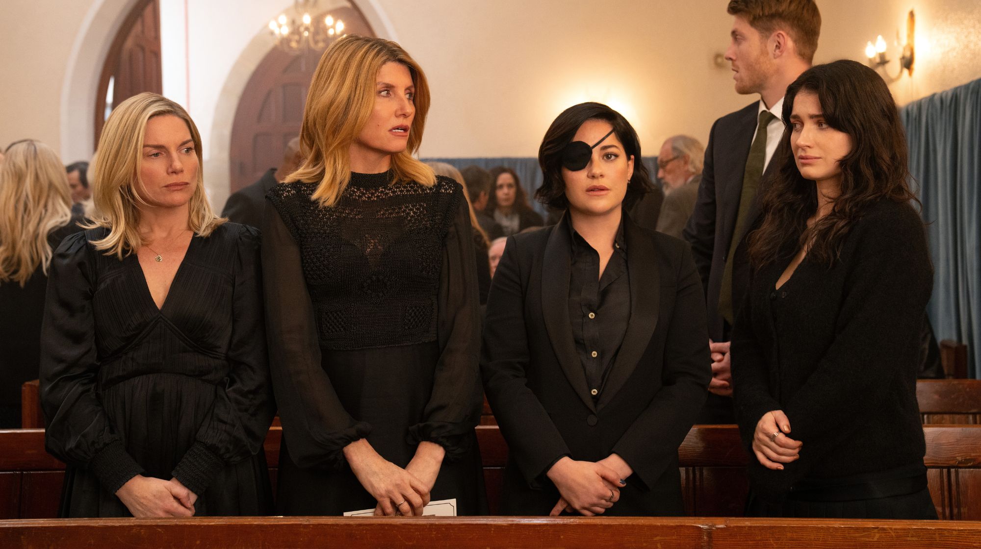 Siostry na zabój, Bad Sisters, serial Apple TV+, pogrzeb Grace, cztery siostry Garvey w żałobie