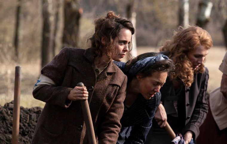 My mieliśmy szczęście, ang. tytuł "We were the lucky ones", serial Disney+, kobiety z łopatami, recenzja serialu Disney+