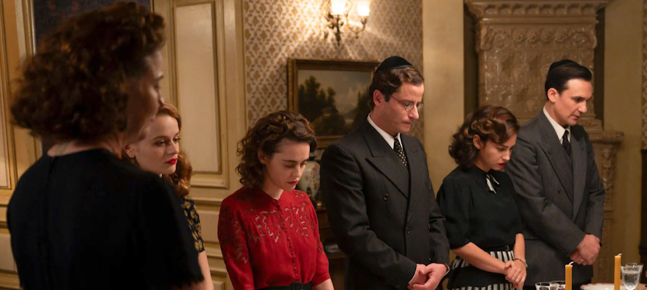 We were the lucky ones (My mieliśmy szczęście) - serial hulu dostępny w Polsce na Disney+, zdjęcie rodziny przy kolacji