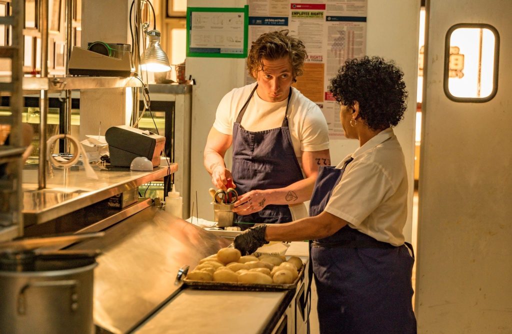 The Bear (Misiek), recenzja serialu, Disney+, Carmen (Jeremy Allen White) i Tina (Liza Colón-Zayas)