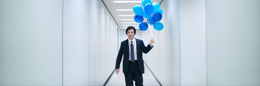 Recenzja Severance, II sezon serialu Apple TV+, Rozdzielenie, Mark S. (Adam Scott) z balonami