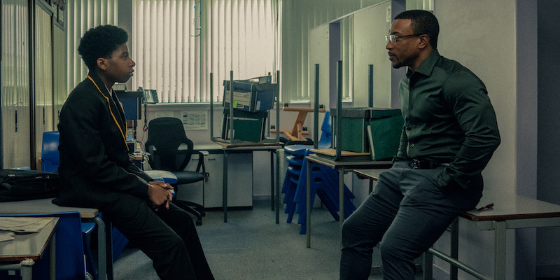 Serial Dojrzewanie na Netflix, Adolescence, detektyw policji w szkole, Ashley Walters