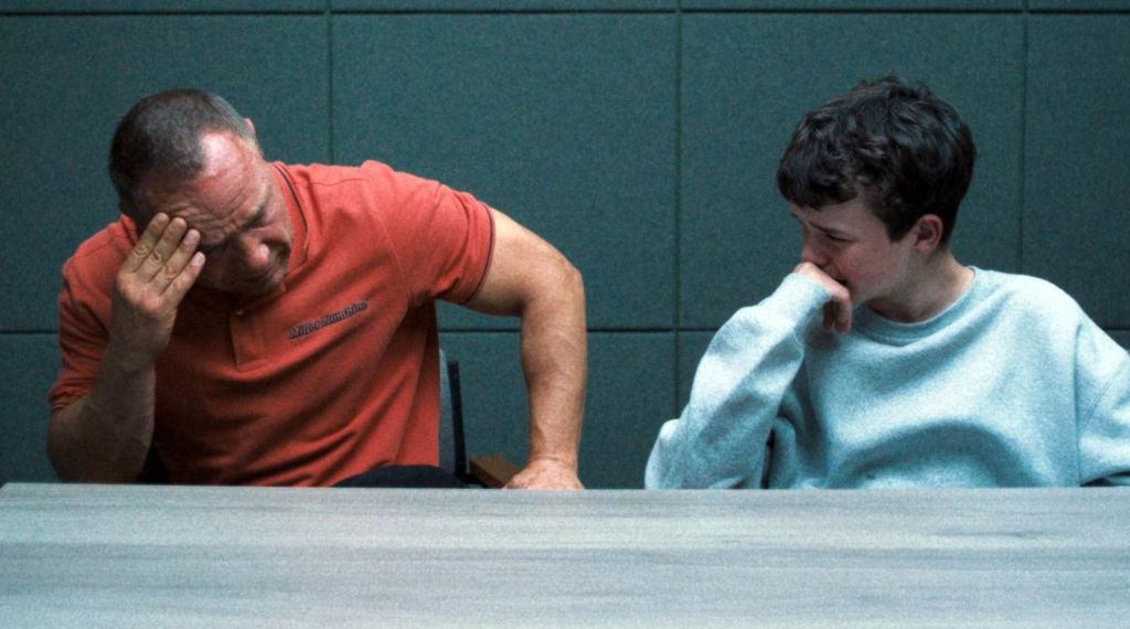 Dojrzewanie (Adolescence), serial Netflix, marzec 2025, dramat kryminalny, ojciec i syn podczas przesłuchania na policji