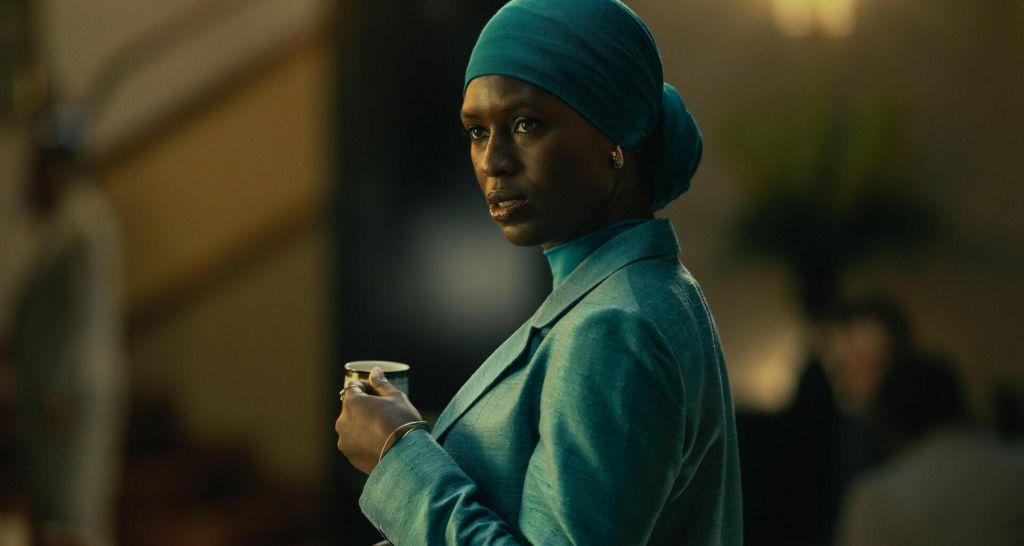 Jodie Turner-Smith jako Dr. Samia Fatima 'Sami' Zahir, sudańska antropolożka w serialu THE AGENCY (Agencja) na SkyShowtime, 2024