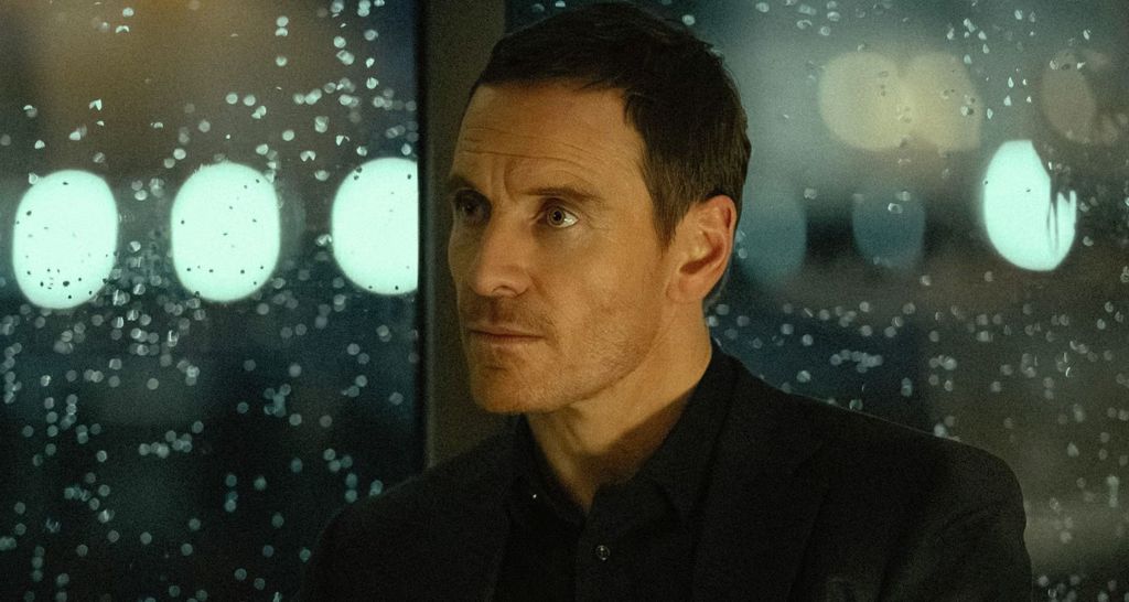 Recenzja serialu "The Agency" (Agencja) na SkyShowtime, Michael Fassbender jako Martian
