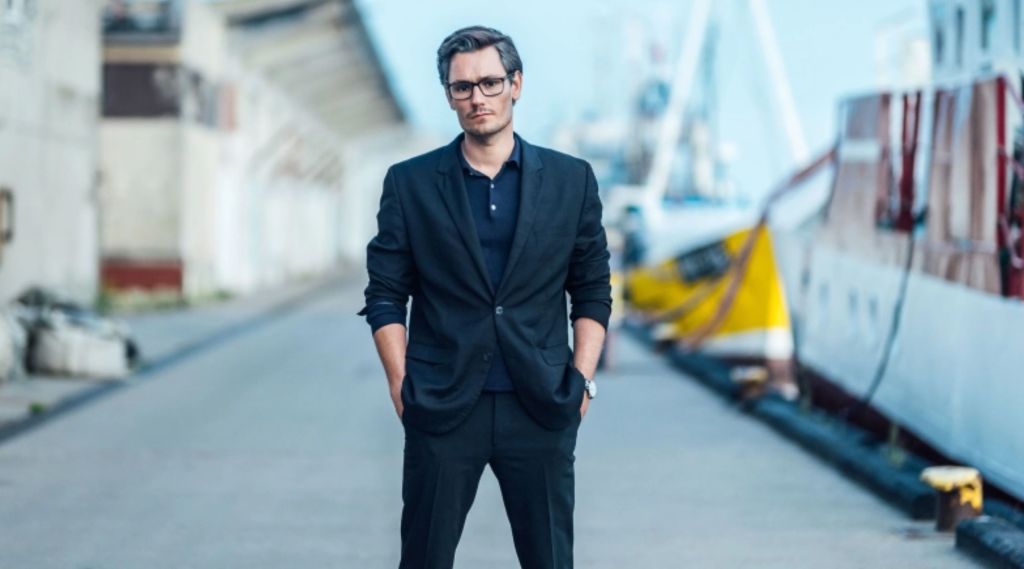 Maciej Mróz (Bartosz Gelner) - młodszy syn w polskim serialu "Scheda" na HBO Max, 2025