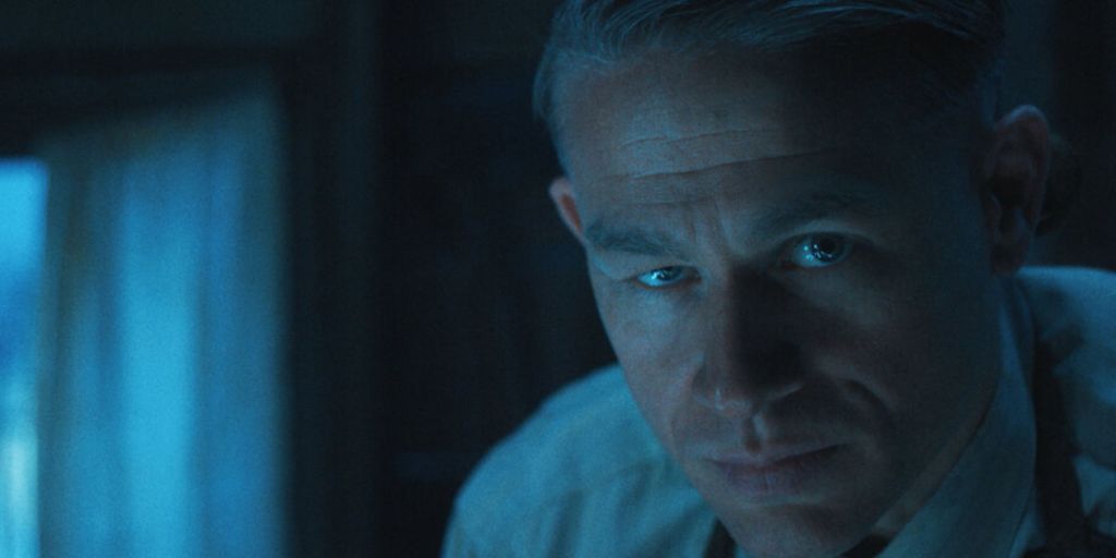 Charlie Hunnam jako Ed Gein w serialu "Potwór. Historia Eda Geina", Netflix, recenzja, październik 2025