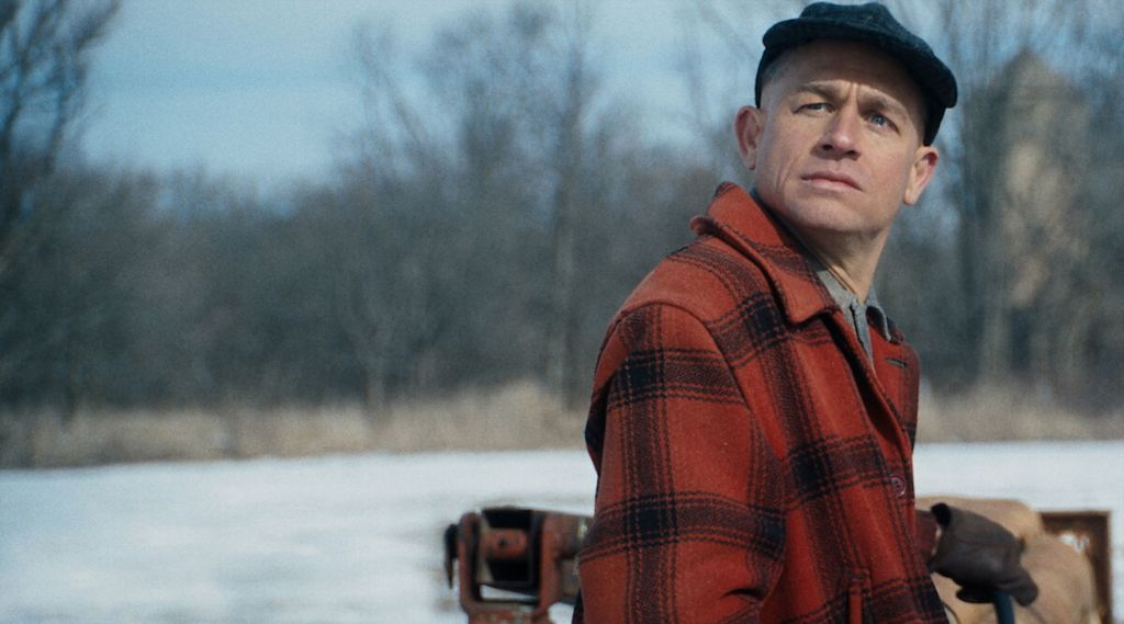 Charlie Hunnam jako Ed Gein, seryjny morderca-psychopata w serialu "Potwór. Historia Eda Geina" na Netflix, październik 2025, recenzja