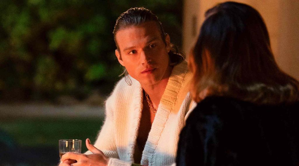 Matthew Noszka jako Chase Munroe w serialu "Wszystko dozwolone" (All's Fair) na Disney+, 2025