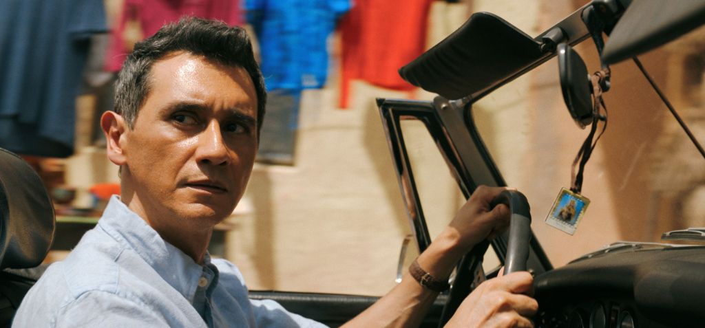 Carlos Manuel Vesga jako Manousos Oviedo w serialu "Pluribus" (Jedyna), Apple TV, recenzja, opinie, 2025