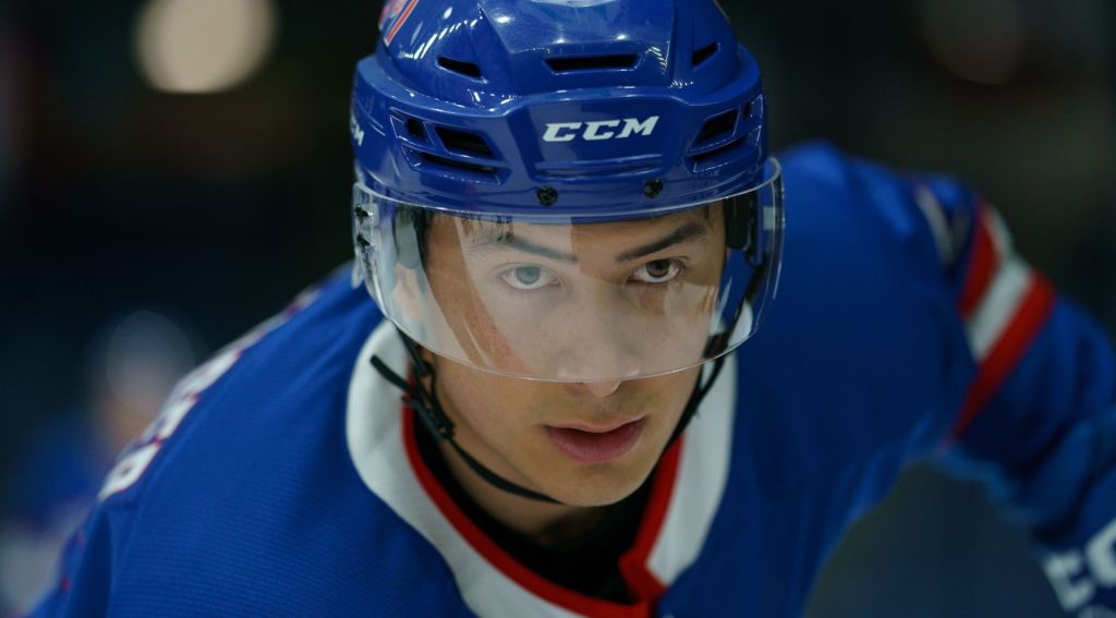 Hudson Williams jako Shane Hollander w serialu "Gorąca rywalizacja" (Heated Rivalry), na platformie HBO Max, 2026