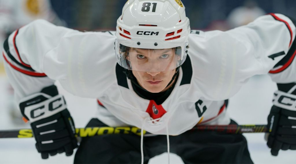 Connor Storrie jako Ilya Rozanov w serialu "Heated Rivalry" (Gorąca rywalizacja) na HBO Max, recenzja